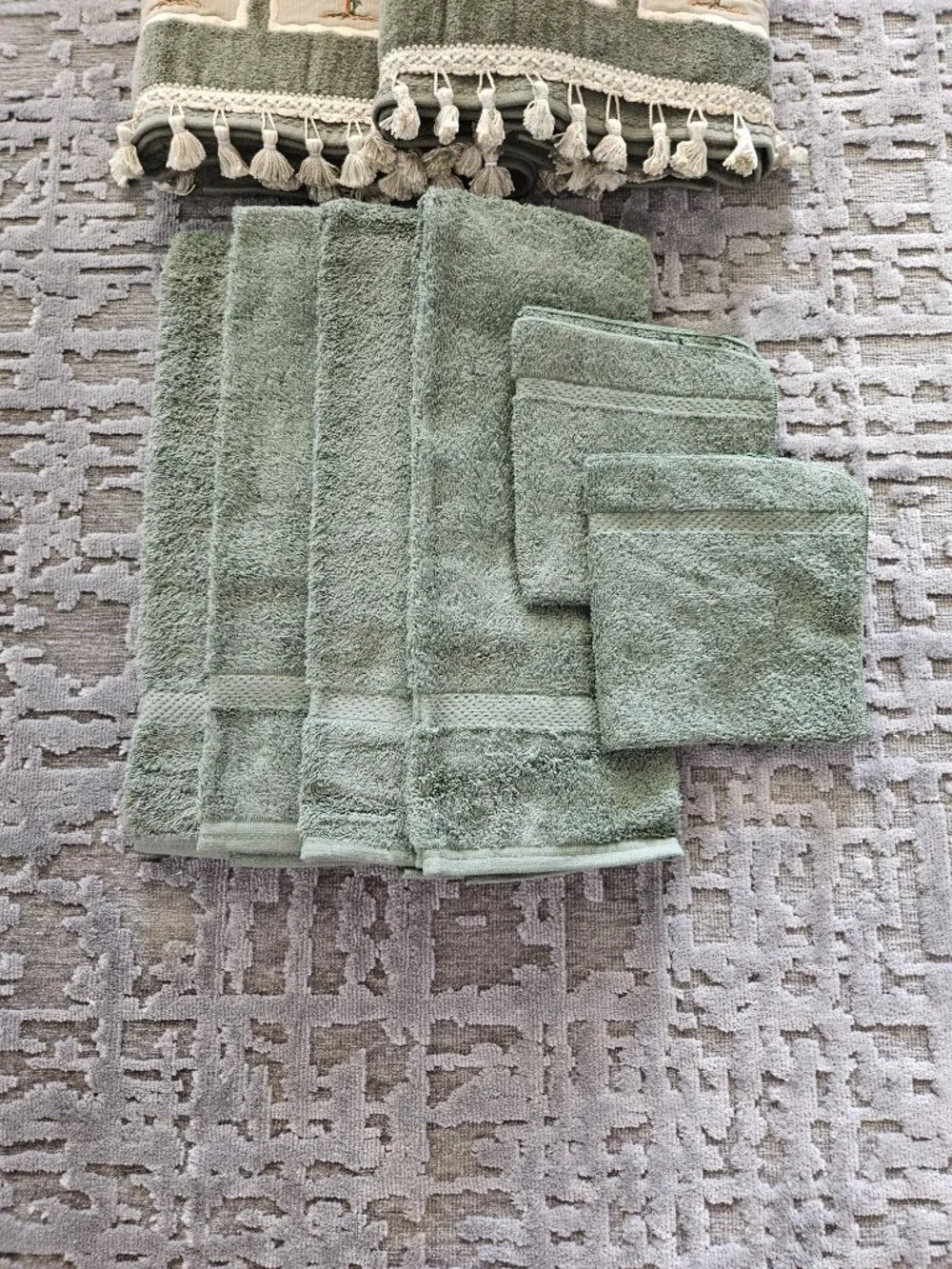 NEW SET OF 10 ROYAL VELVET SAGE GREEN TOWELS AND 2 AVANTI SAGE GREEN PALM TOWELS